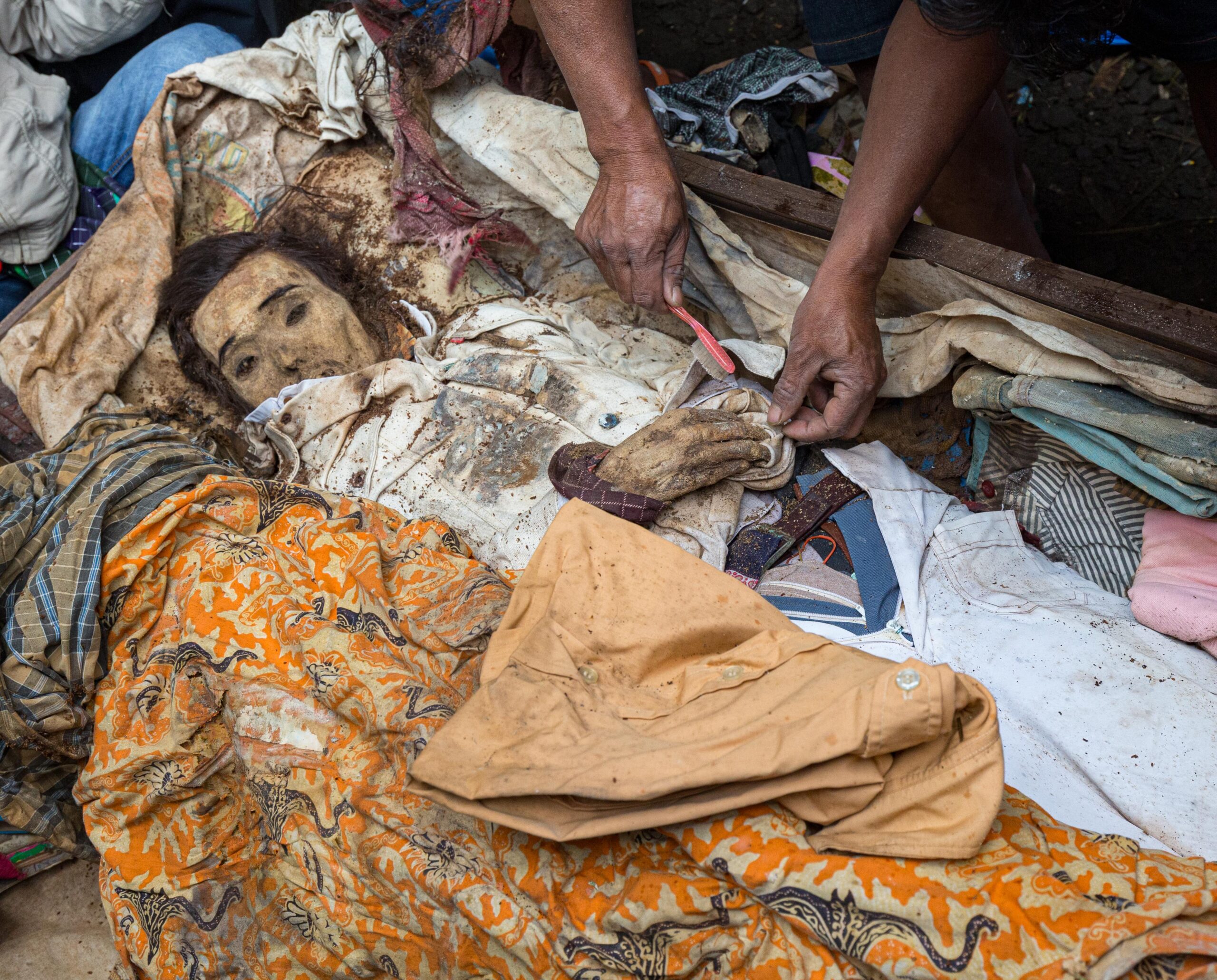 Ma'nene ritual tana toraja sulawesi