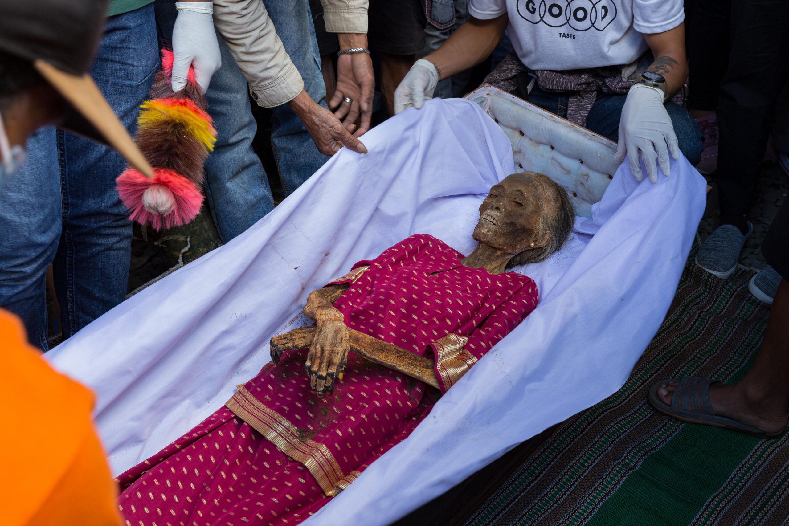 ma'nene ritual tana toraja indonesia