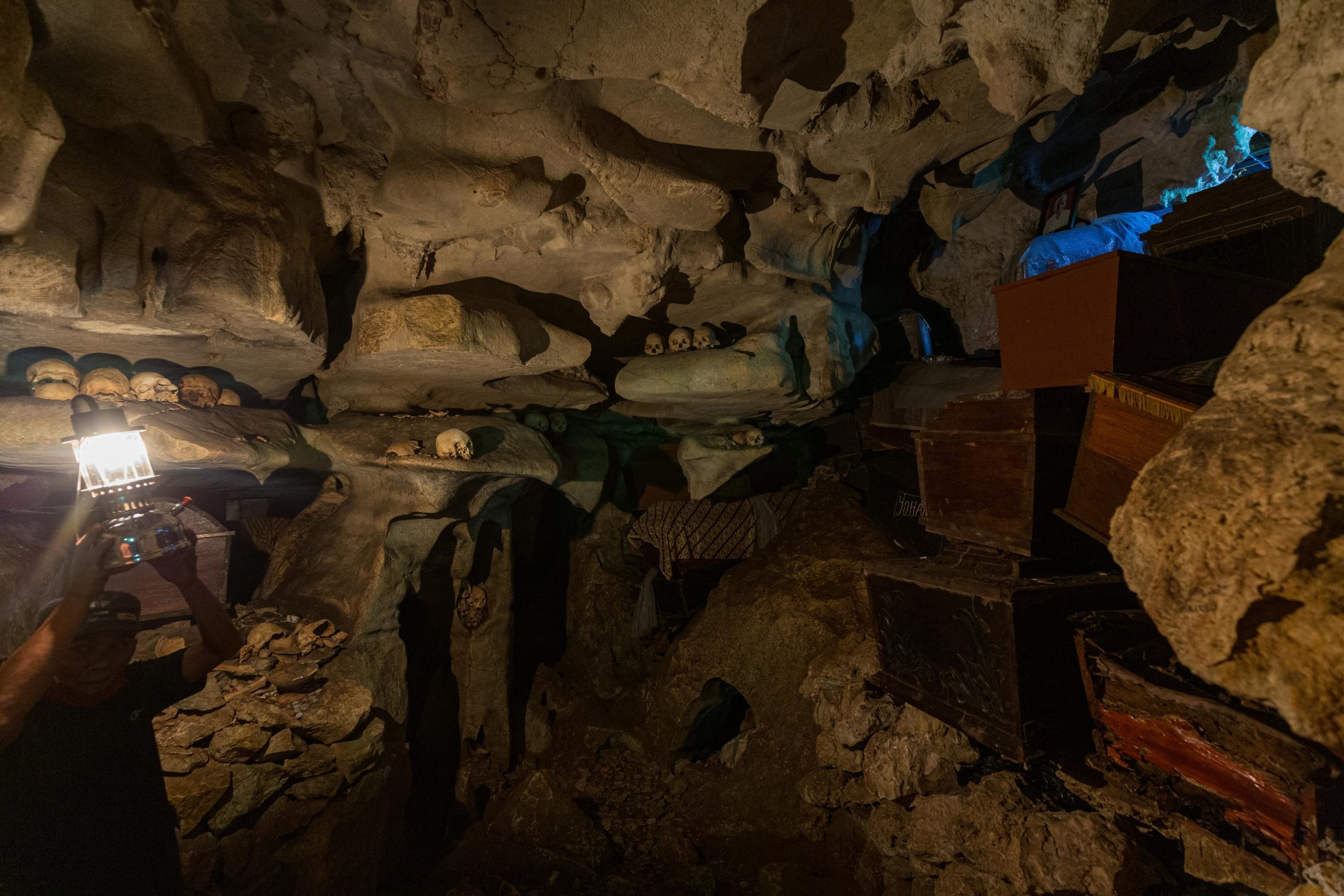 Londa cave graves with coffins and skulls tana toraja